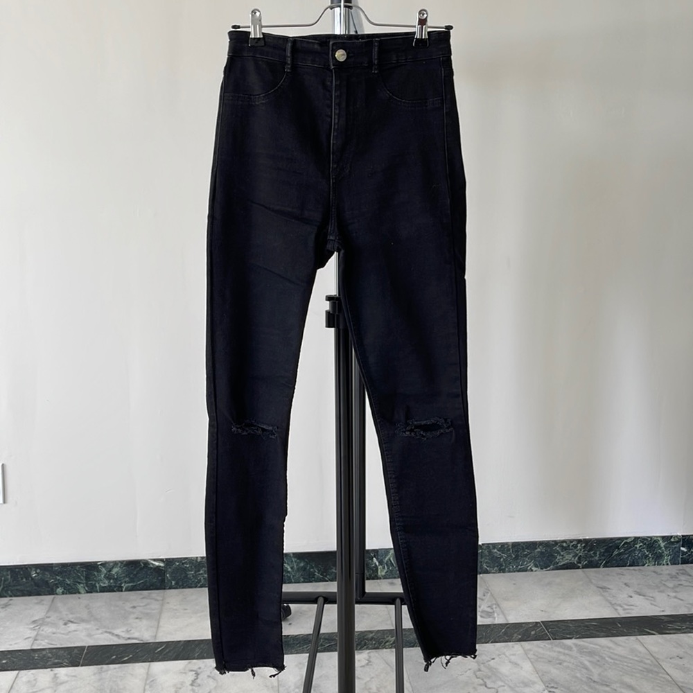 Zara black stretchy skinny jeans with knee slits size 6